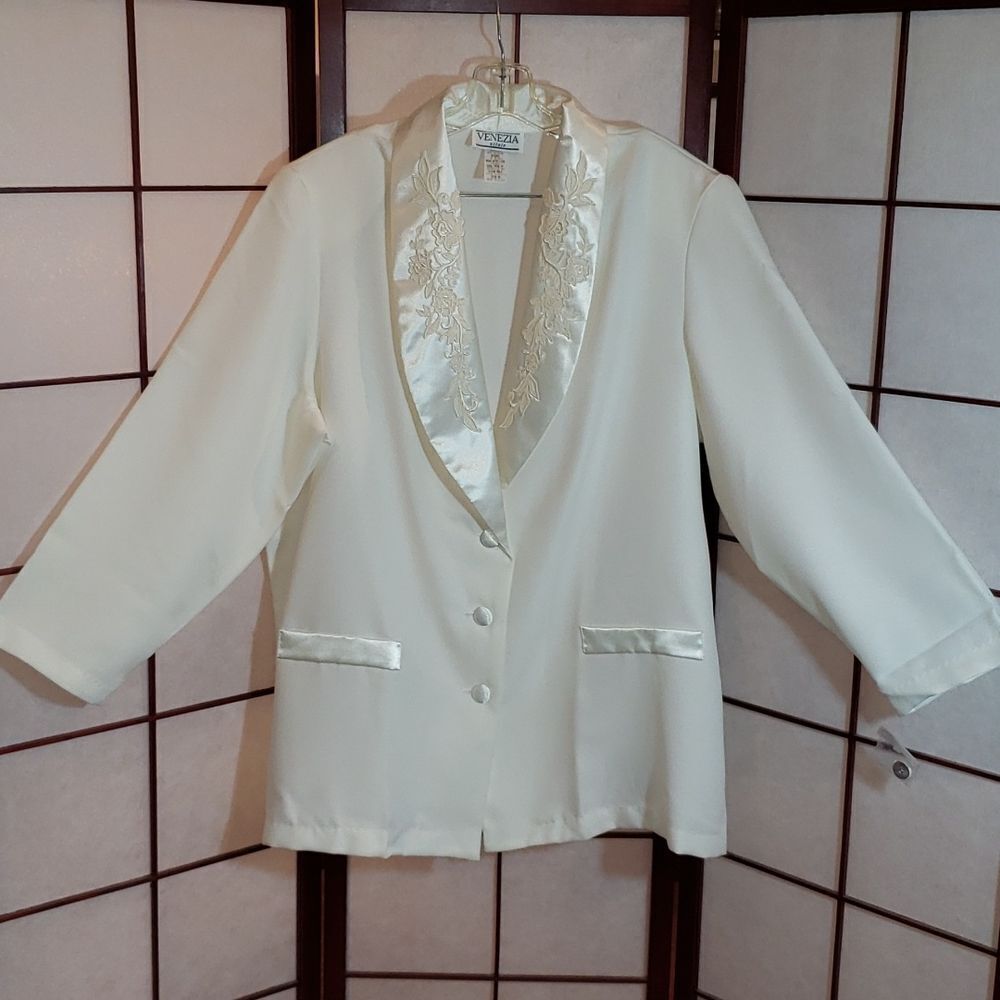 VNTG Venezia Vitale White Satin Lace Floral Lapel Suit Jacket